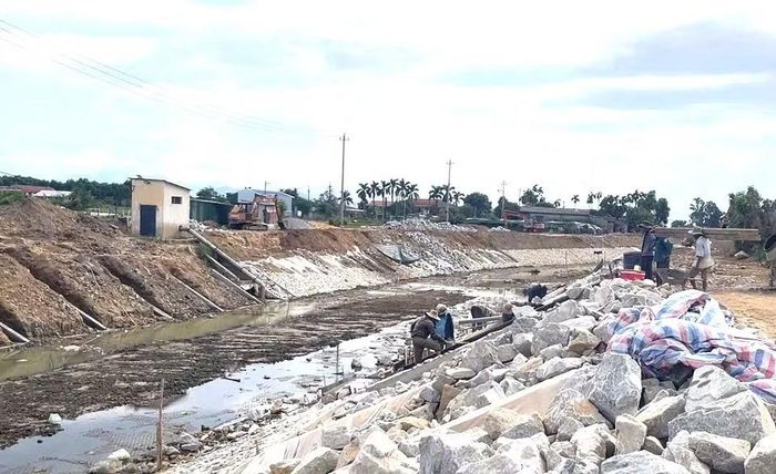 Nhiều đoạn bờ sông Bồ bị sạt lở nặng được xây kè kiên cố để ngăn chặn tình trạng sạt lở tiếp diễn.