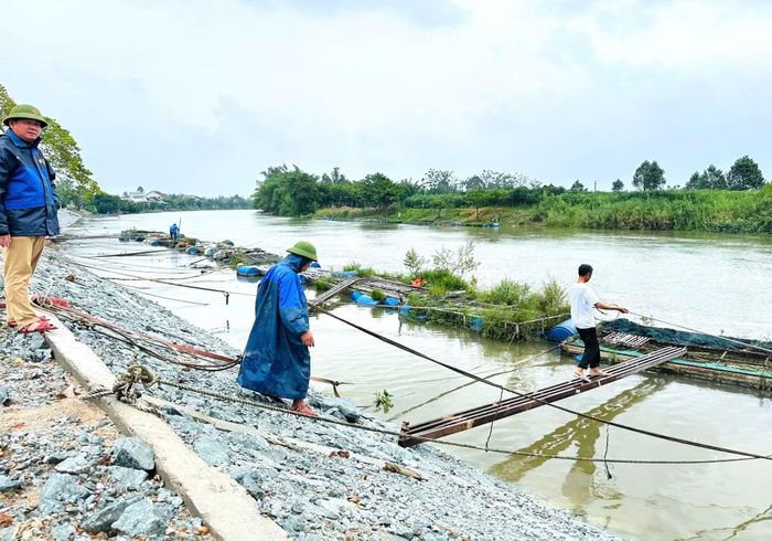 Nhiều đoạn bờ kè dọc bờ sông Bồ ở phường Kim Trà được xây dựng để ngăn sạt lở.