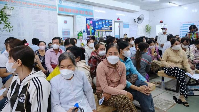 Người dân chờ khám bệnh tại Bệnh viện Ung bướu TP Cần Thơ.
