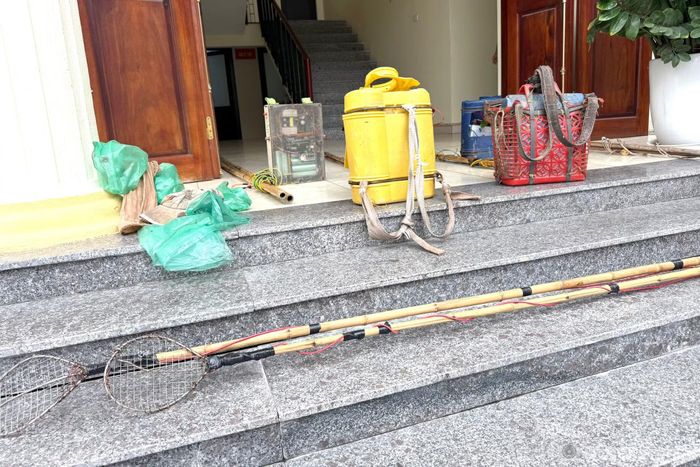 Những bộ kích và dụng cụ đánh cá được Công an xã Phúc Lộc, Hà Nội thu giữ.