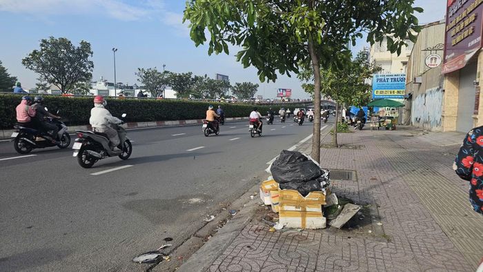 Rác người dân tập kết chờ thu gom, nếu gặp mưa giông sẽ cuốn theo dòng nước...
