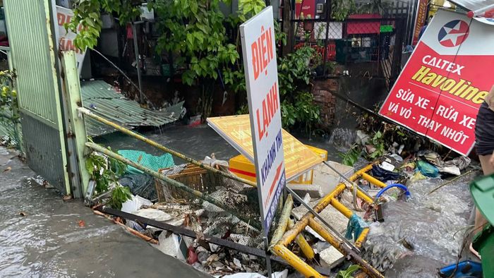 Rác thải chảy về các cửa thu nước gây tắc nghẽn.