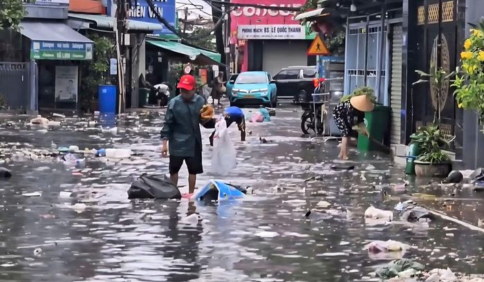 Rác trôi lềnh bềnh trên đường số 10 (phường Thủ Đức) mỗi khi mưa lớn.