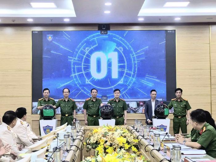  Trung tướng Nguyễn Ngọc Vân và các đại biểu thực hiện nghi thức nhấn nút chính thức ra mắt Cổng thông tin điện tử Bộ Tư lệnh CSCĐ. 
