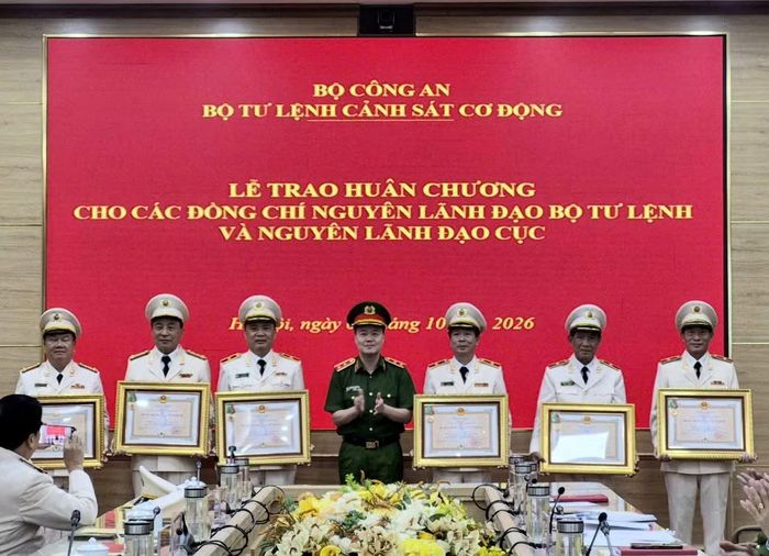  Thừa ủy quyền của lãnh đạo Đảng, Nhà nước, Trung tướng Nguyễn Ngọc Vân đã trao Huân chương ﻿Bảo vệ Tổ quốc hạng Nhì tặng 6 đồng chí nguyên Phó Tư lệnh CSCĐ. 