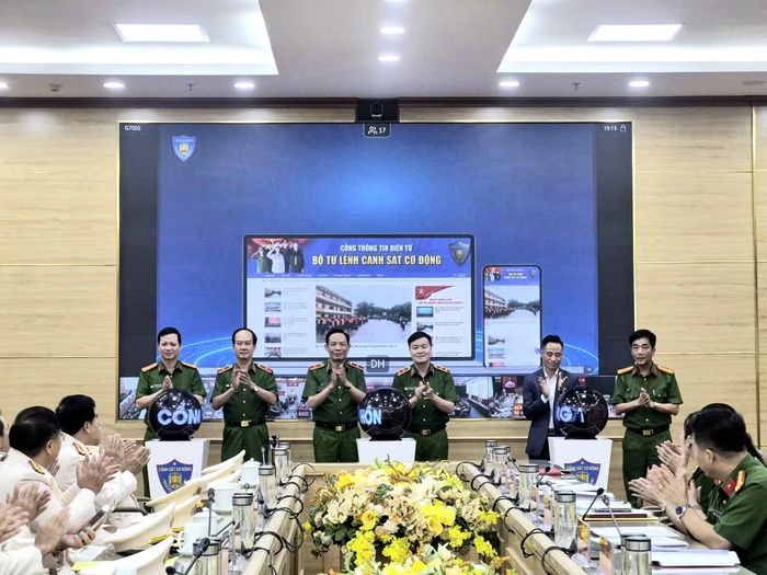Các đại biểu tại lễ ra mắt Cổng thông tin điện tử Bộ Tư lệnh CSCĐ.