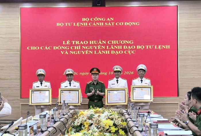 Thừa ủy quyền của lãnh đạo Đảng, Nhà nước, Trung tướng Nguyễn Ngọc Vân trao Huân chương Bảo vệ Tổ quốc hạng Nhì tặng 3 đồng chí nguyên Phó Tư lệnh CSCĐ và đồng chí Phó Cục trưởng trực thuộc Bộ Tư lệnh.