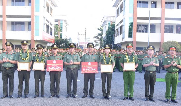 Ban Giám đốc Công an tỉnh Đồng Tháp trao thưởng đột xuất, tuyên dương và khen thưởng các tập thể, cá nhân có thành tích xuất sắc.