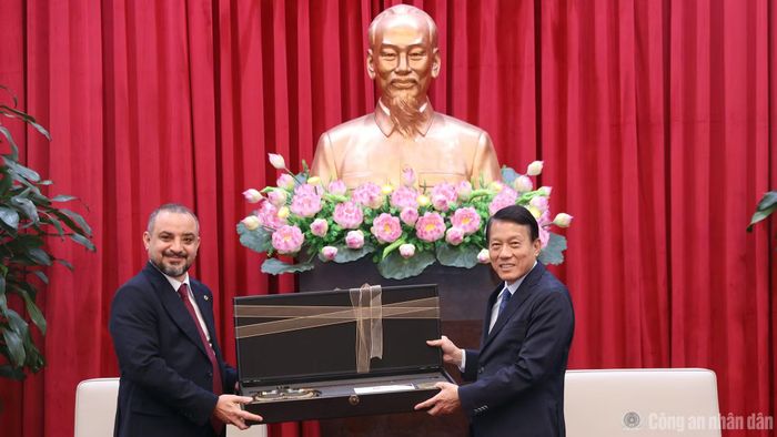 Ngài Murat Kaya và ngài Adalat Bakhisov tặng quà lưu niệm Bộ trưởng Lương Tam Quang.