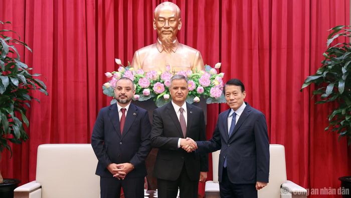 Bộ trưởng Lương Tam Quang cùng ngài Murat Kaya và ngài Adalat Bakhisov.