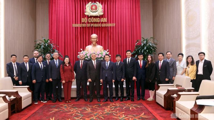 Bộ trưởng Lương Tam Quang, ngài Murat Kaya và ngài Adalat Bakhisov cùng các đại biểu.