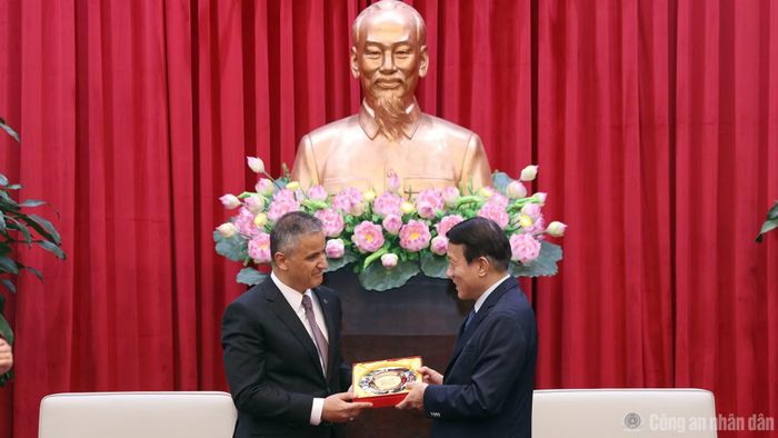 Bộ trưởng Lương Tam Quang tặng quà lưu niệm ngài Murat Kaya.