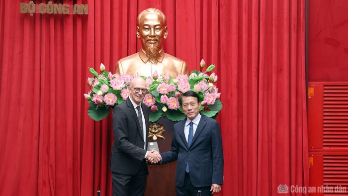 Bộ trưởng Lương Tam Quang và Giáo sư Graham Carr.