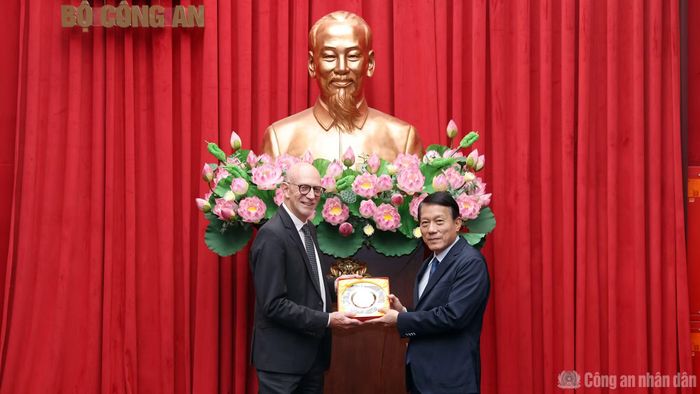 Bộ trưởng Lương Tam Quang tặng quà lưu niệm Giáo sư Graham Carr.