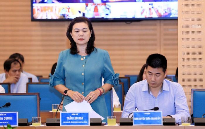 Phó Giám đốc Sở Giáo dục và Đào tạo Hà Nội Trần Lưu Hoa trả lời tại họp báo. Ảnh: Đình Hiệp