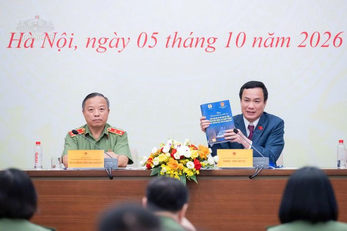 Phó Chủ nhiệm Ủy ban Văn hóa và Xã hội Triệu Thế Hùng giới thiệu với báo chí về kỷ yếu hội thảo.