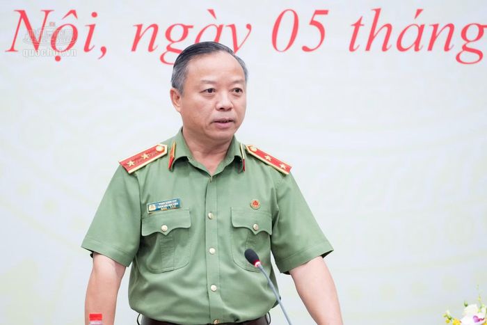 Trung tướng, PGS.TS Phan Xuân Tuy trả lời tại họp báo.