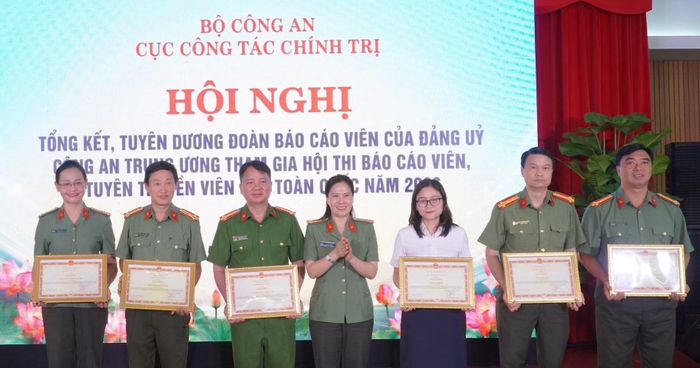  Đại tá Từ Thị Thu Hòa trao Bằng khen của Bộ Công an tặng các tập thể có thành tích xuất sắc. 