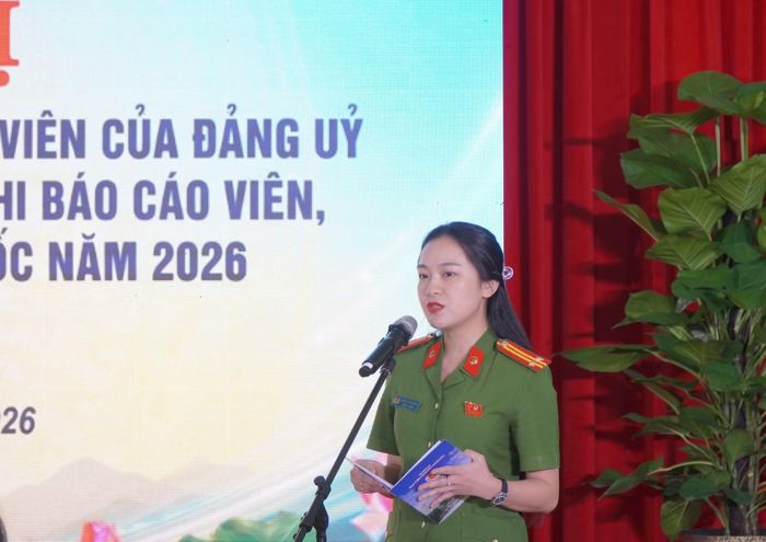  Trung tá Ngô Thị Bích Thu đạt giải Nhất Hội thi Báo cáo viên, Tuyên truyền viên giỏi toàn quốc năm 2026 phát biểu tại hội nghị. 