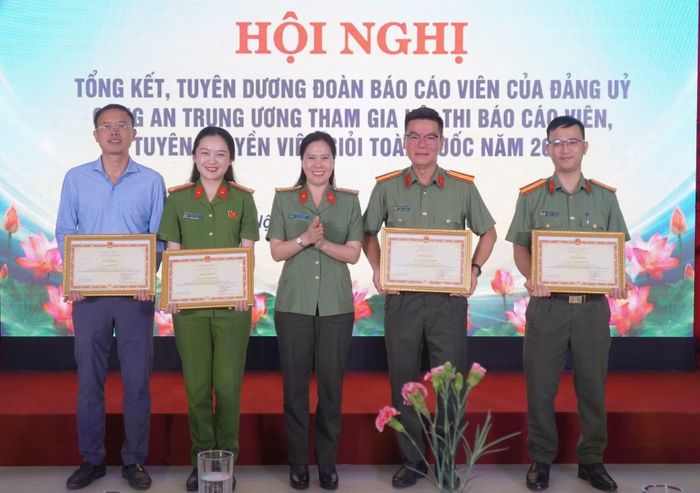 Đại tá Từ Thị Thu Hòa chúc mừng và trao Bằng khen của Bộ Công an tặng các báo cáo viên đạt giải cao tại Hội thi Báo cáo viên, Tuyên truyền viên giỏi toàn quốc năm 2026.