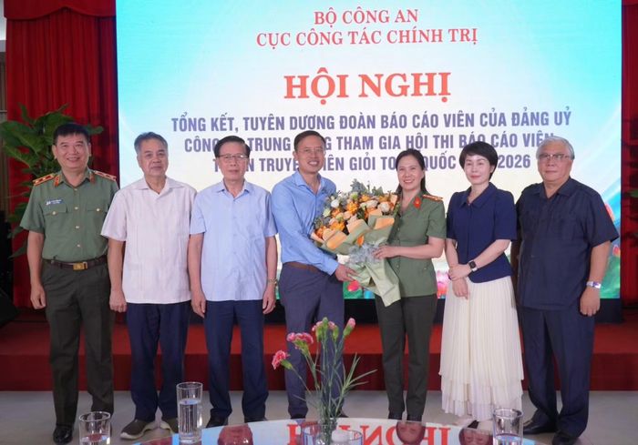 Các đại biểu chúc mừng Đại tá Hồ Anh Tuấn được lãnh đạo Bộ Công an biệt phái sang Ban Tuyên giáo Trung ương sau khi đạt giải Nhì hội thi toàn quốc.