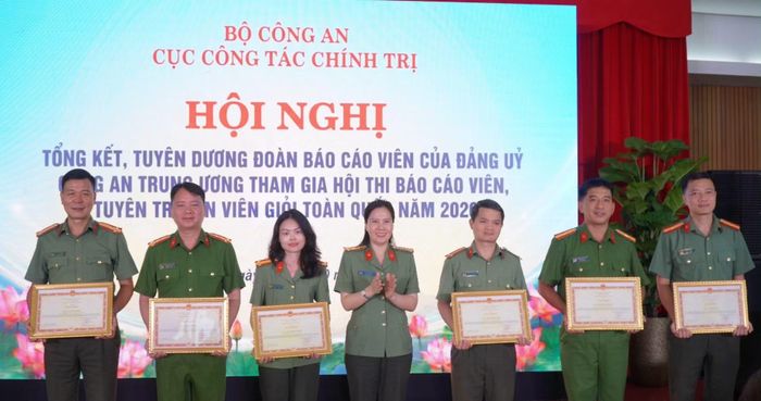  Đại tá Từ Thị Thu Hòa trao Bằng khen của Bộ Công an tặng các cá nhân có thành tích xuất sắc. 
