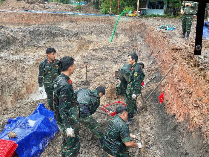 Thời tiết mưa nhiều mấy ngày qua đã gây khá nhiều khó khăn cho lực lượng tìm kiếm, quy tập hài cốt liệt sĩ tại Công viên Lê Thị Riêng.