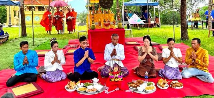 Lễ hội Thắk Côn (Lễ hội Cúng dừa) của dân tộc Khmer được tái hiện tại Làng Văn hóa - Du lịch các dân tộc Việt Nam. Ảnh: FB