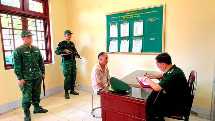 Đối tượng Ly Thền Hồ làm việc với cơ quan điều tra. Ảnh: Trung Dũng
