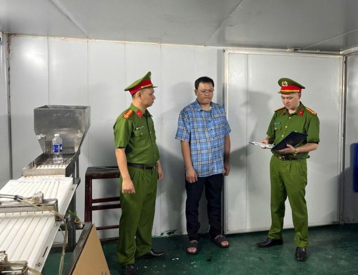 Cơ quan công an đọc lệnh bắt giữ Nguyễn Thế Vinh. Ảnh: Hanoimoi