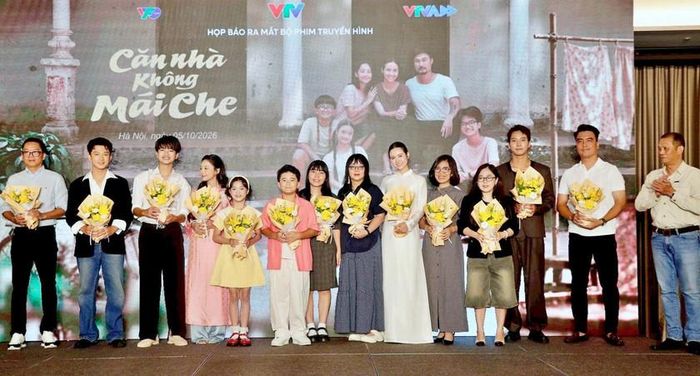 Dàn diễn viên của Căn nhà không mái che ra mắt khán giả.
