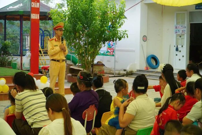Tổ Cảnh sát giao thông địa bàn Đông Khê tuyên truyền, nâng cao ý thức chấp hành pháp luật giao thông cho học sinh và phụ huynh.