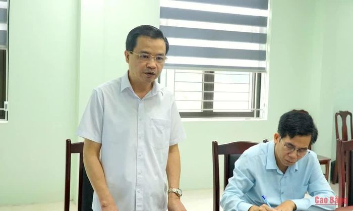 Phó Bí thư Thường trực Tỉnh ủy, Trưởng Đoàn đại biểu Quốc hội tỉnh Bế Thanh Tịnh phát biểu tại buổi sinh hoạt Chi bộ Tòa án nhân dân khu vực 4.