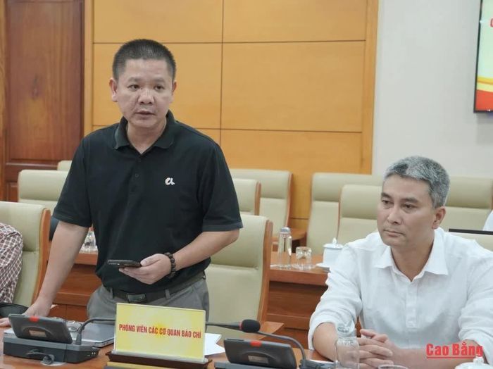 Phóng viên Báo Nhân dân thường trú tại tỉnh trao đổi, đặt câu hỏi về giải pháp thúc đẩy tăng trưởng kinh tế, phấn đấu hoàn thành mục tiêu tăng trưởng 10% năm 2026.