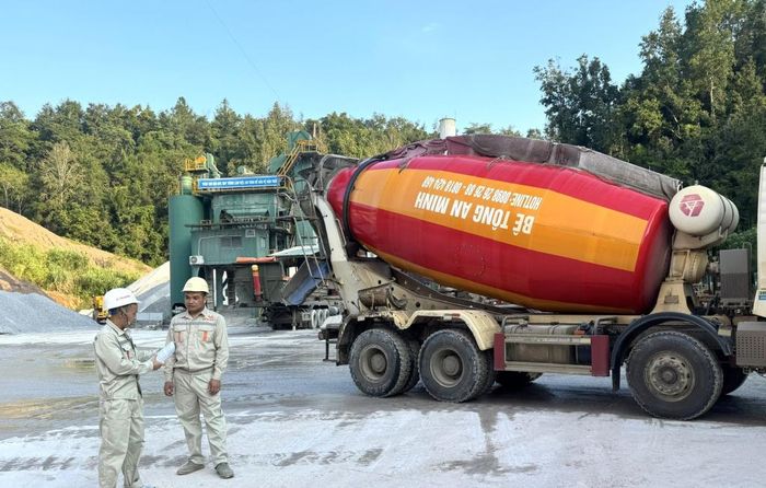 Công nhân Công ty TNHH An Minh Cao Bằng kiểm tra các điều kiện an toàn trước khi vận hành trạm trộn bê tông.