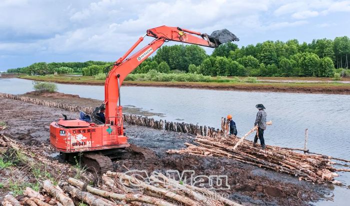Nhà thầu đẩy nhanh tiến độ thi công tuyến đường Huyện Kệ - chùa Linh Ứng (xã Long Ðiền).