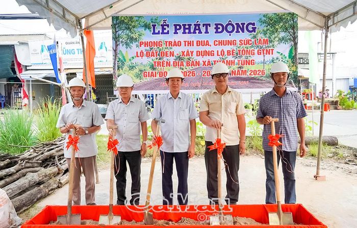 Lễ phát động thi đua, chung sức làm lộ đất đen, xây dựng lộ bê tông trên địa bàn xã Thanh Tùng.