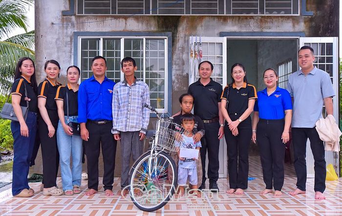 Xã đoàn Thới Bình, Chi đoàn Báo và phát thanh, truyền hình Cà Mau kết nối hỗ trợ em Huy đầu năm học 2026-2027.