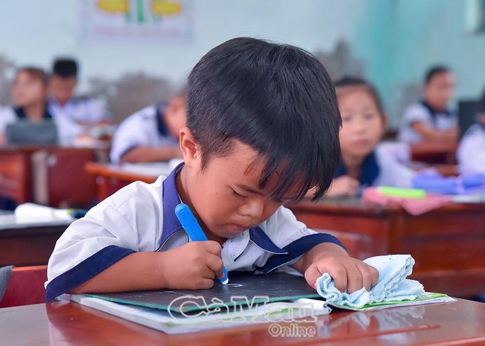 Ðôi tay nhỏ nắn nót từng con chữ vẽ ước mơ của Huy.
