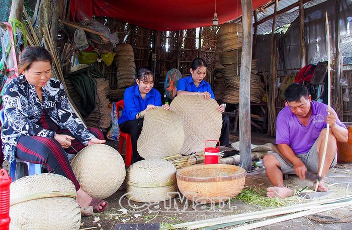 Gia đình anh Trần Công Tánh, ấp Nhà Lầu 1, tỉ mỉ thực hiện từng công đoạn để tạo nên sản phẩm đan đát.