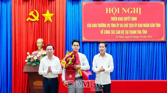 Đồng chí Phan Thanh Duy, Trưởng ban Tổ chức Tỉnh uỷ (bên trái) và đồng chí Trần Hữu Phước, Trưởng ban Nội chính Tỉnh uỷ, trao quyết định và tặng hoa chúc mừng đồng chí Nguyễn Văn Phụng được điều động giữ chức Phó Chánh Thanh tra tỉnh.