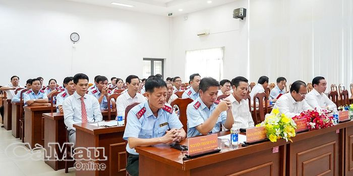Các đồng chí lãnh đạo tỉnh và đại biểu tham dự hội nghị triển khai quyết định về công tác cán bộ tại Thanh tra tỉnh.