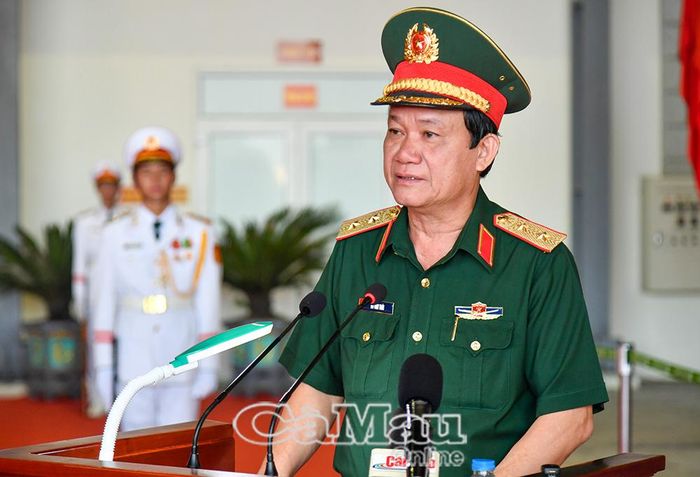 Trung tướng Hồ Văn Thái, Chính uỷ Quân khu 9, phát biểu tại buổi lễ.