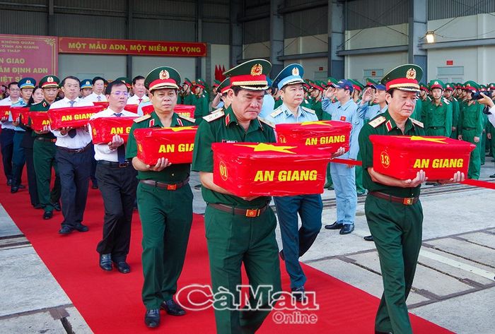 Trung tướng Nguyễn Xuân Dắt, Tư lệnh Quân khu 9 (bên trái) và Trung tướng Hồ Văn Thái, Chính uỷ Quân khu 9 (bên phải) cùng lãnh đạo các tỉnh, thành phố đưa mẫu hài cốt liệt sĩ lên máy bay.