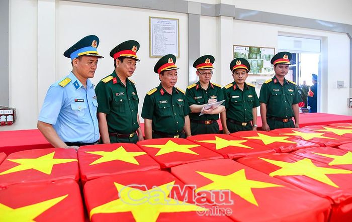 Công tác kiểm tra, bảo vệ mẫu hài cốt liệt sĩ được các lực lượng chức năng thực hiện nghiêm ngặt trước khi vận chuyển.