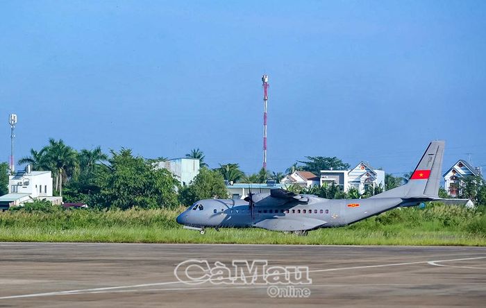 Đúng 7 giờ, máy bay CASA-295 mang theo 15.401 mẫu hài cốt liệt sĩ cất cánh từ Sân bay quốc tế Cần Thơ, đưa các mẫu ra Hà Nội.