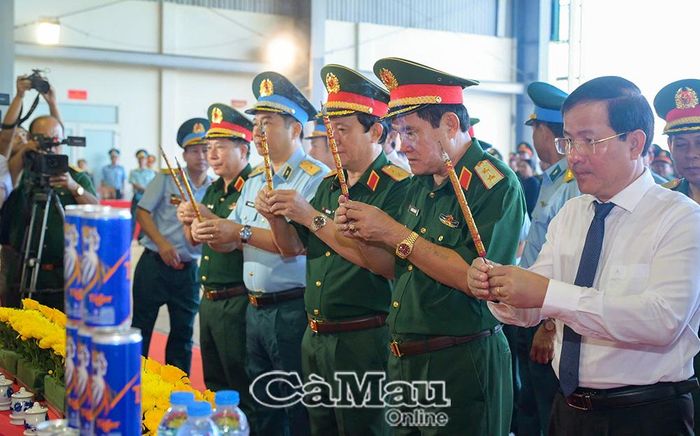 Thủ trưởng Bộ Tư lệnh Quân khu 9 cùng đại biểu các tỉnh, thành dâng hương tri ân các anh hùng liệt sĩ.