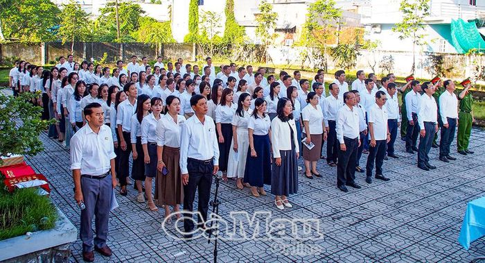 Tập thể cán bộ, viên chức, người lao động Báo và phát thanh, truyền hình Cà Mau trang nghiêm thực hiện nghi thức chào cờ.