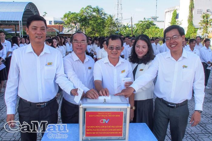 Ban Giám đốc Báo và phát thanh, truyền hình Cà Mau đóng góp.