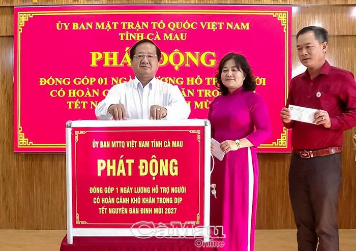 Phó Chủ tịch Thường trực Uỷ ban MTTQ Việt Nam tỉnh Cà Mau Lê Thanh Triều; Phó Chủ tịch Uỷ ban MTTQ Việt Nam tỉnh Cà Mau Võ Thị Ngọc Hân và Phó Chủ tịch Uỷ ban MTTQ Việt Nam tỉnh Cà Mau, Chủ tịch Hội Chữ thập đỏ tỉnh Nguyễn Văn Khởi đóng góp chăm lo Tết cho hộ dân hoàn cảnh khó khăn.